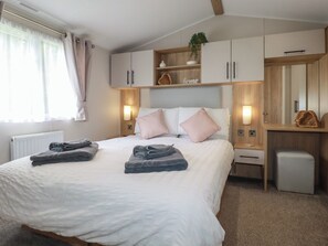 2 kamar tidur dan didekorasi berbeda-beda