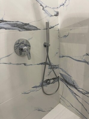 Secadora de cabello, toallas, jabón, papel de baño 