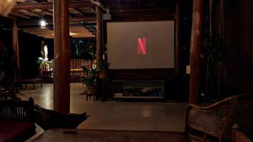 Lotus Lake House (Pet Friendly) | Free WiFi, bed sheets