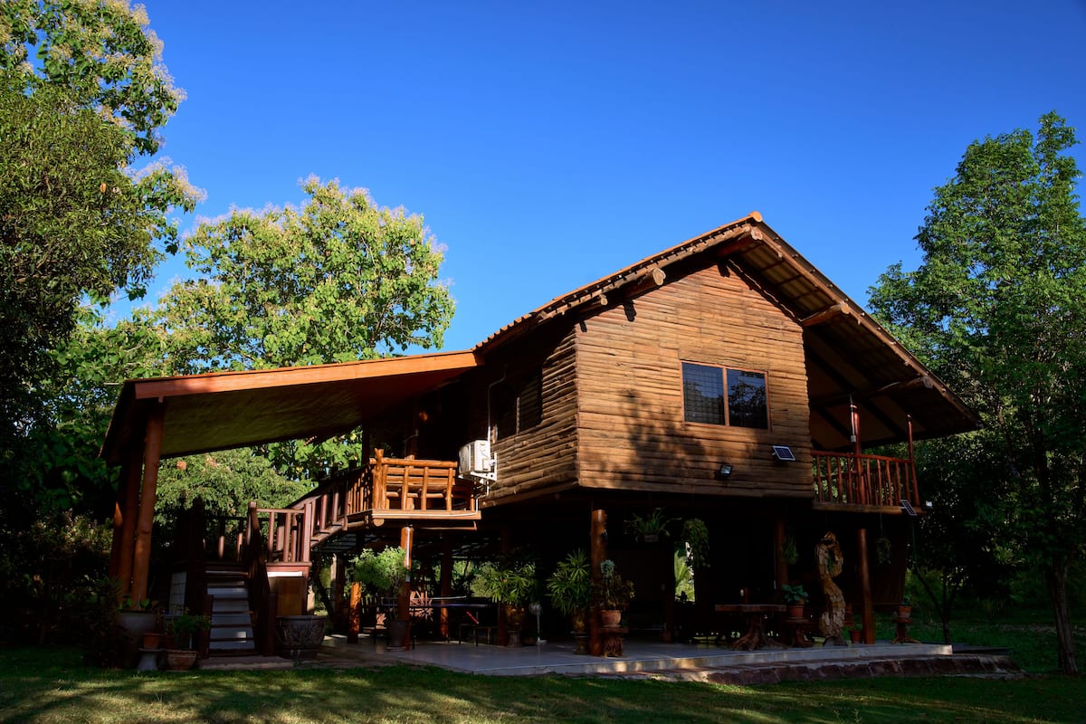Lotus Lake House (Pet Friendly) | Free WiFi, bed sheets