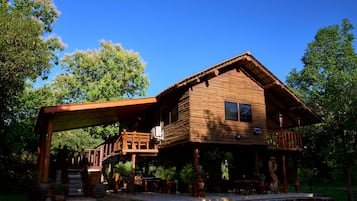 Lotus Lake House (Pet Friendly) | Free WiFi, bed sheets