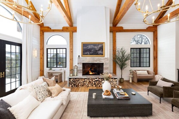 Smart-TV, Kamin, Bücher