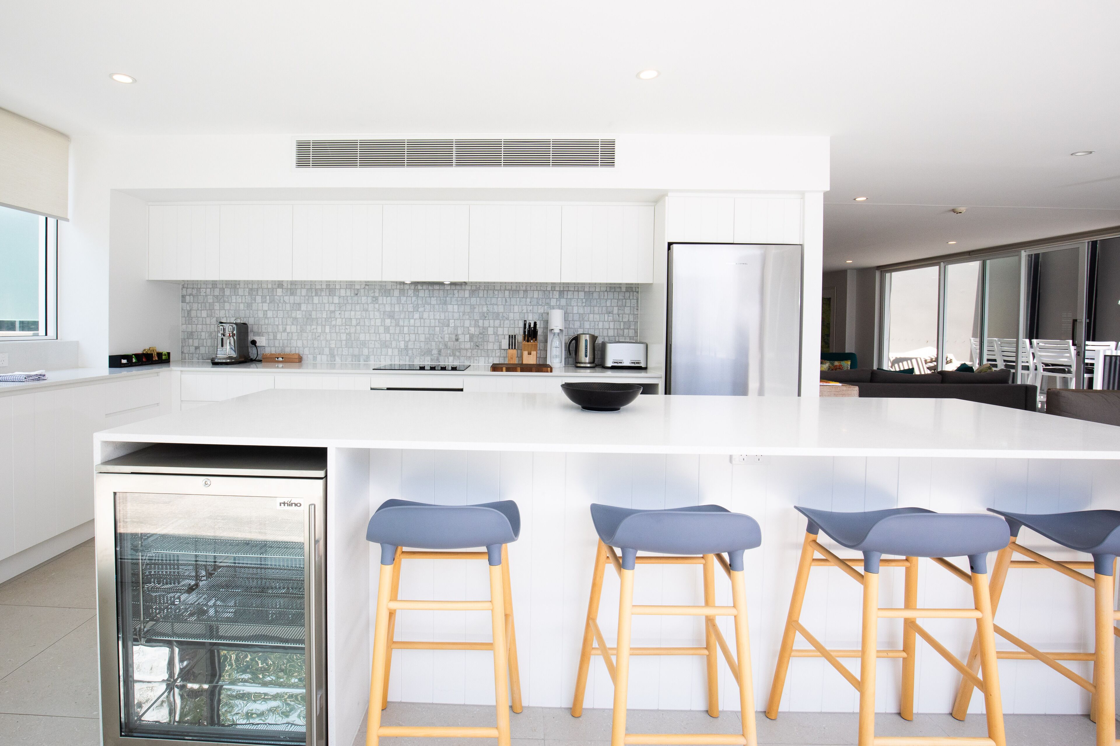Geladeira, micro-ondas, cooktop, lava-louças