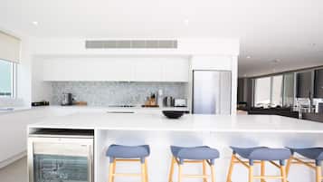 Geladeira, micro-ondas, cooktop, lava-louças