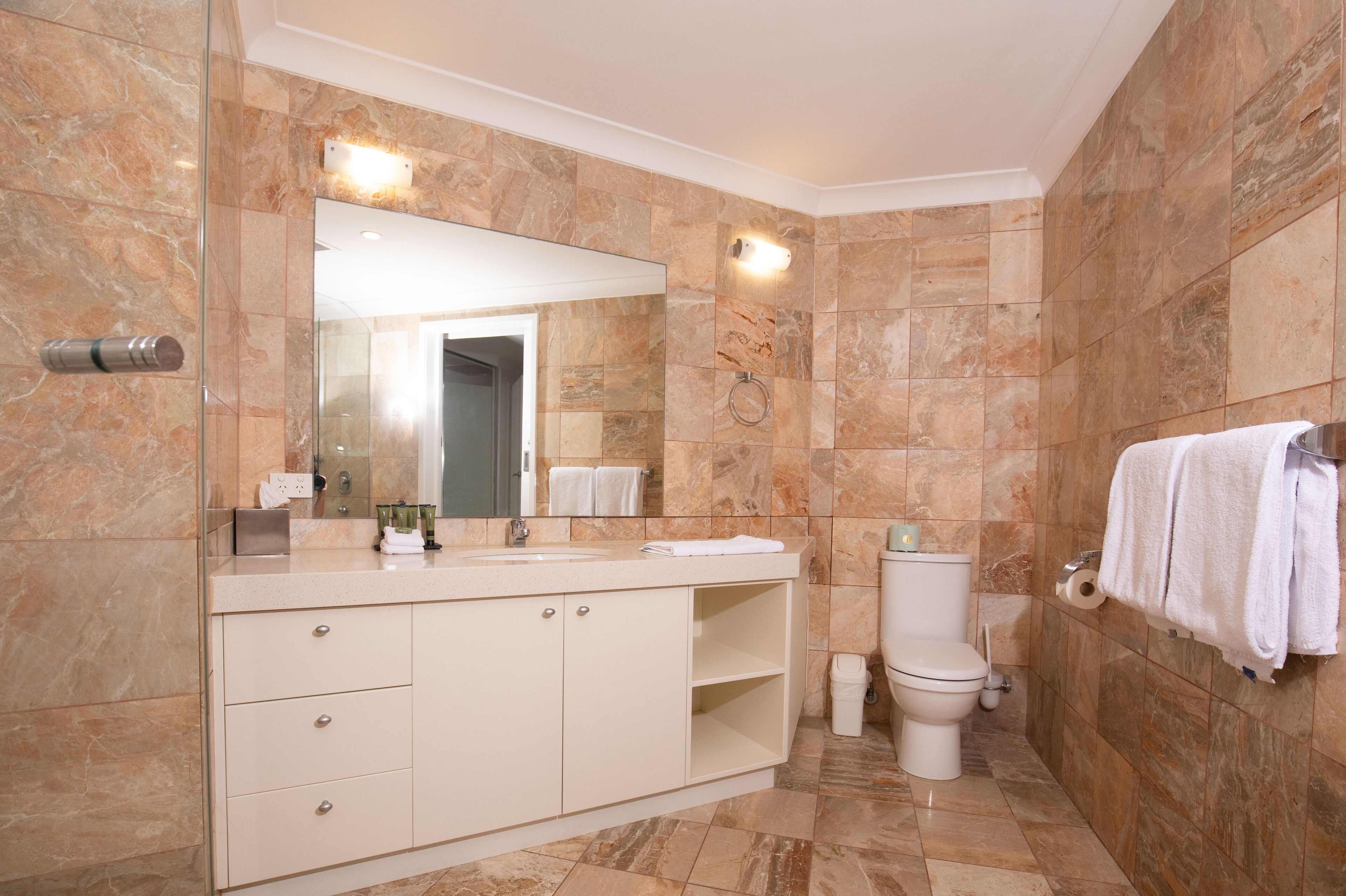 Bathtub dan shower terpisah dan perlengkapan mandi desainer