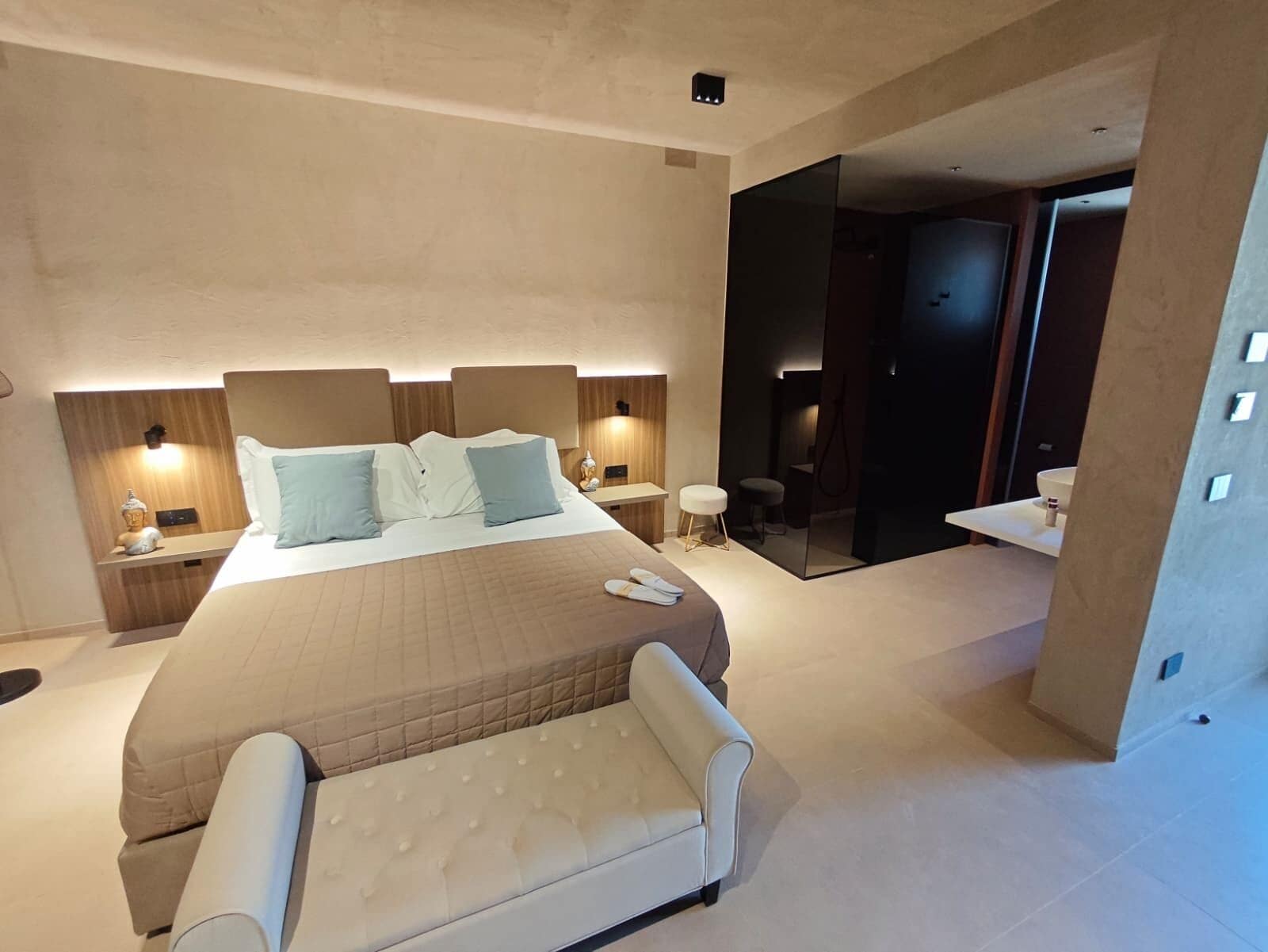 Ylelliset vuodevaatteet, untuvapeitot, pillowtop-patjalliset sängyt