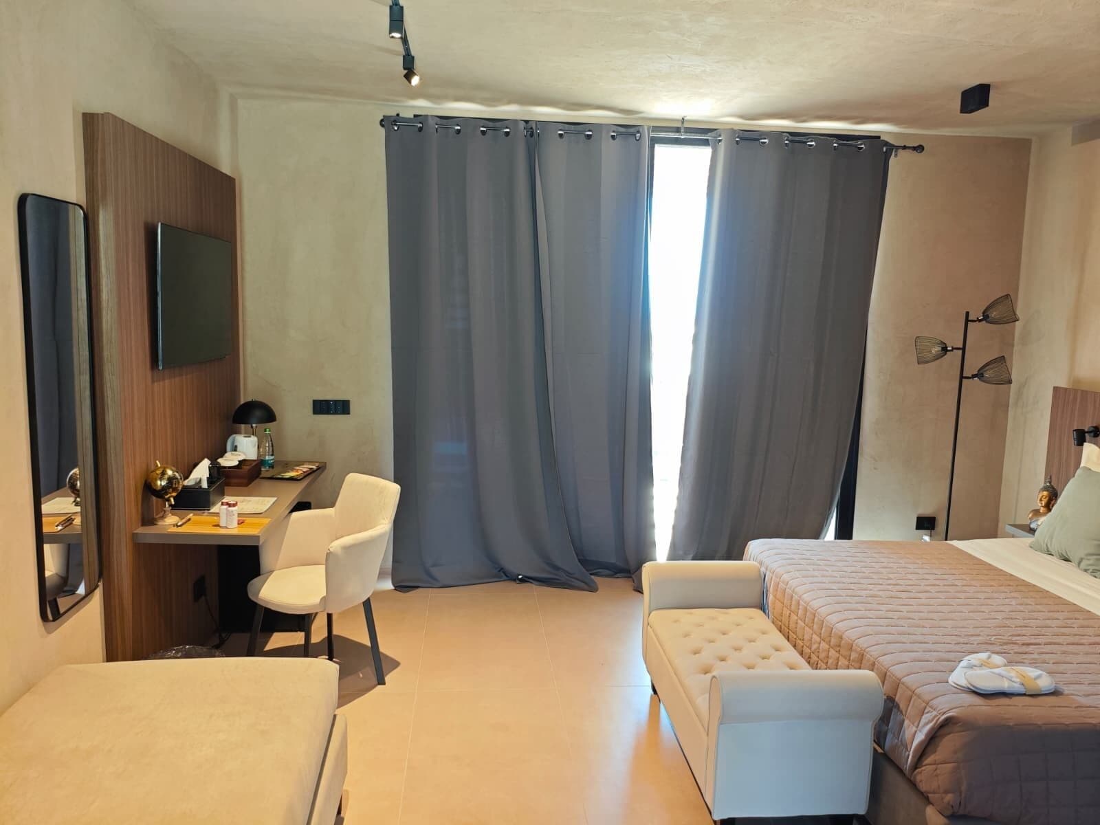 Ylelliset vuodevaatteet, untuvapeitot, pillowtop-patjalliset sängyt