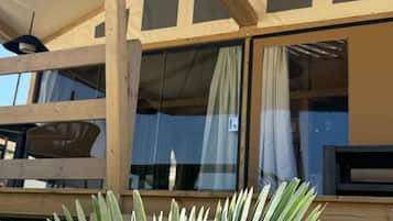 Tenda Deluxe, vista giardino, edificio separato | 1 camera, biancheria da letto di alta qualità, copriletto in piuma