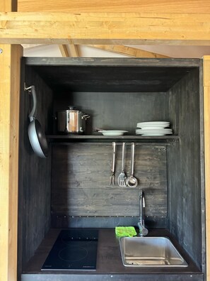 Tente Deluxe, vue sur le jardin, dans l’édifice annexe | Cuisine privée | Réfrigérateur grande capacité avec congélateur