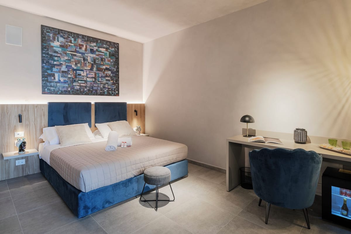 Ein modernes Schlafzimmer mit einem großen Bett, einem Schreibtisch und einem Stuhl.