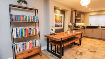 Cottage | Dining