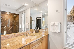Combined shower/bathtub, hair dryer, towels
