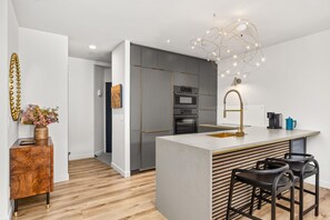 Geladeira, micro-ondas, fogão, cooktop