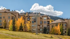 Un immeuble résidentiel à plusieurs étages, doté d’une architecture moderne, de balcons et de grandes fenêtres.
