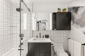 Combined shower/tub, hair dryer, towels