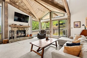 Televisie en een open haard