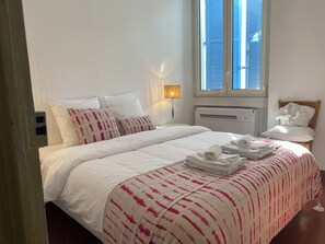 2 chambres, coffre-fort, fer et planche à repasser, lit de bébé portatif