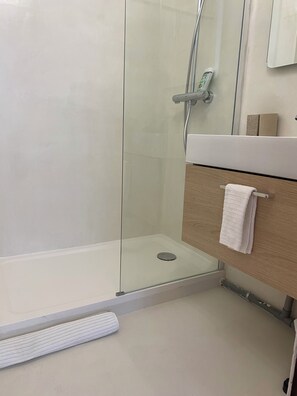 Haartrockner, Handtücher, Seife, Shampoo