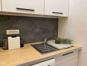 Réfrigérateur, four à micro-ondes, un four, surface de cuisson
