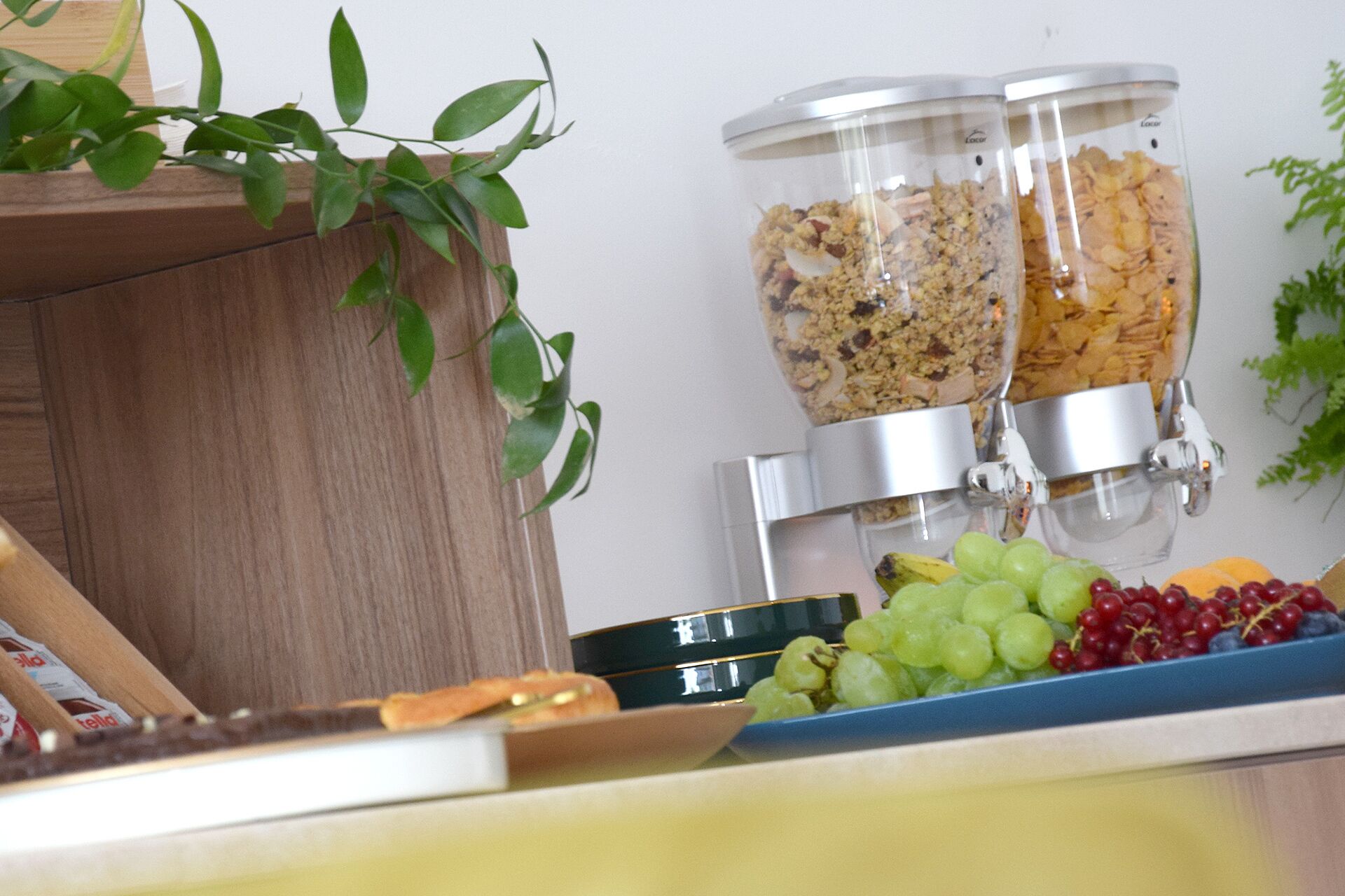 朝食 (コンチネンタル ブレックファスト)、毎日提供 (無料)