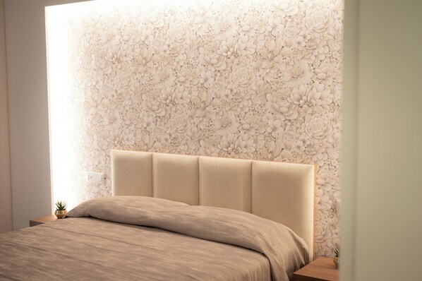 Ropa de cama de alta calidad, cubrecamas y minibar