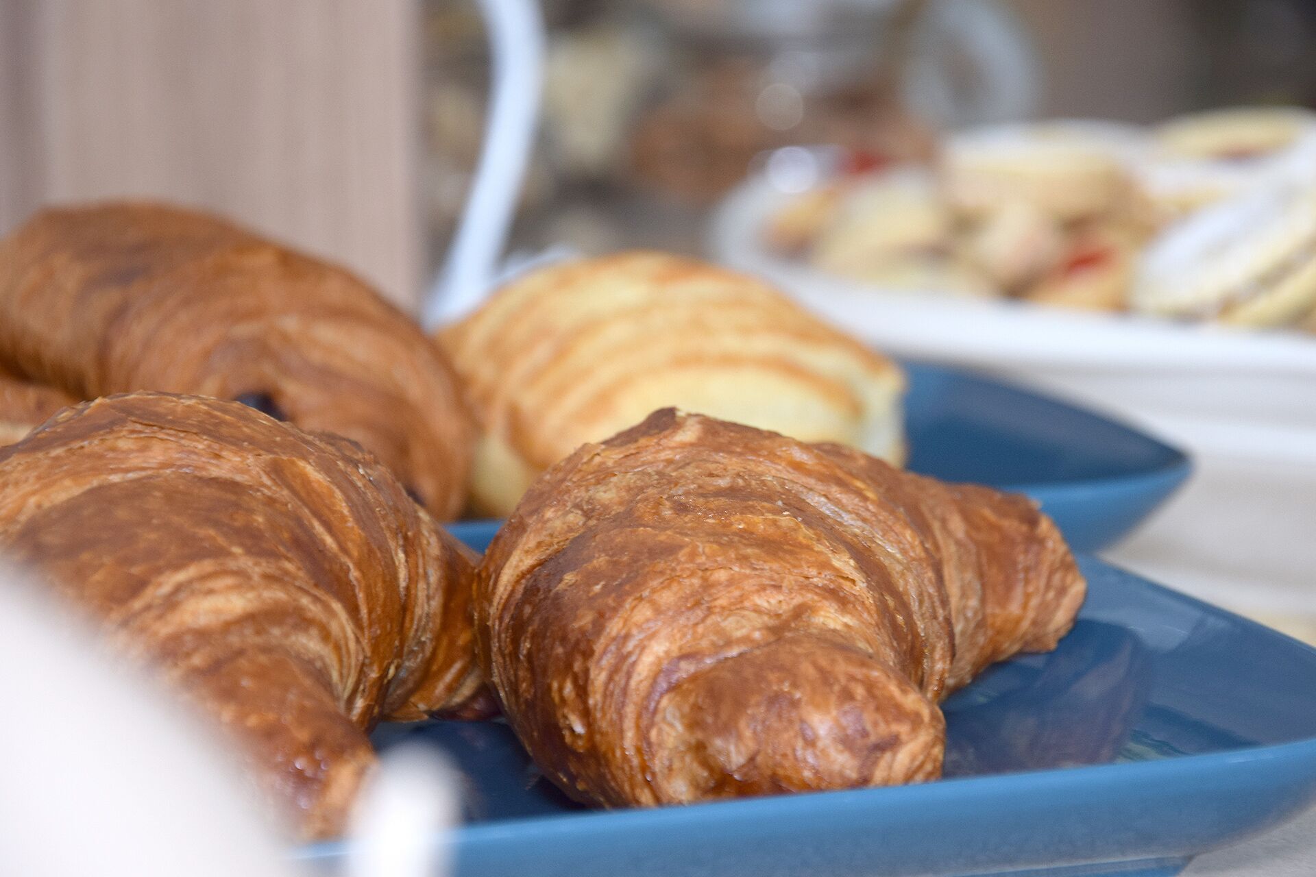 Croissants auf einer blauen Tablett.