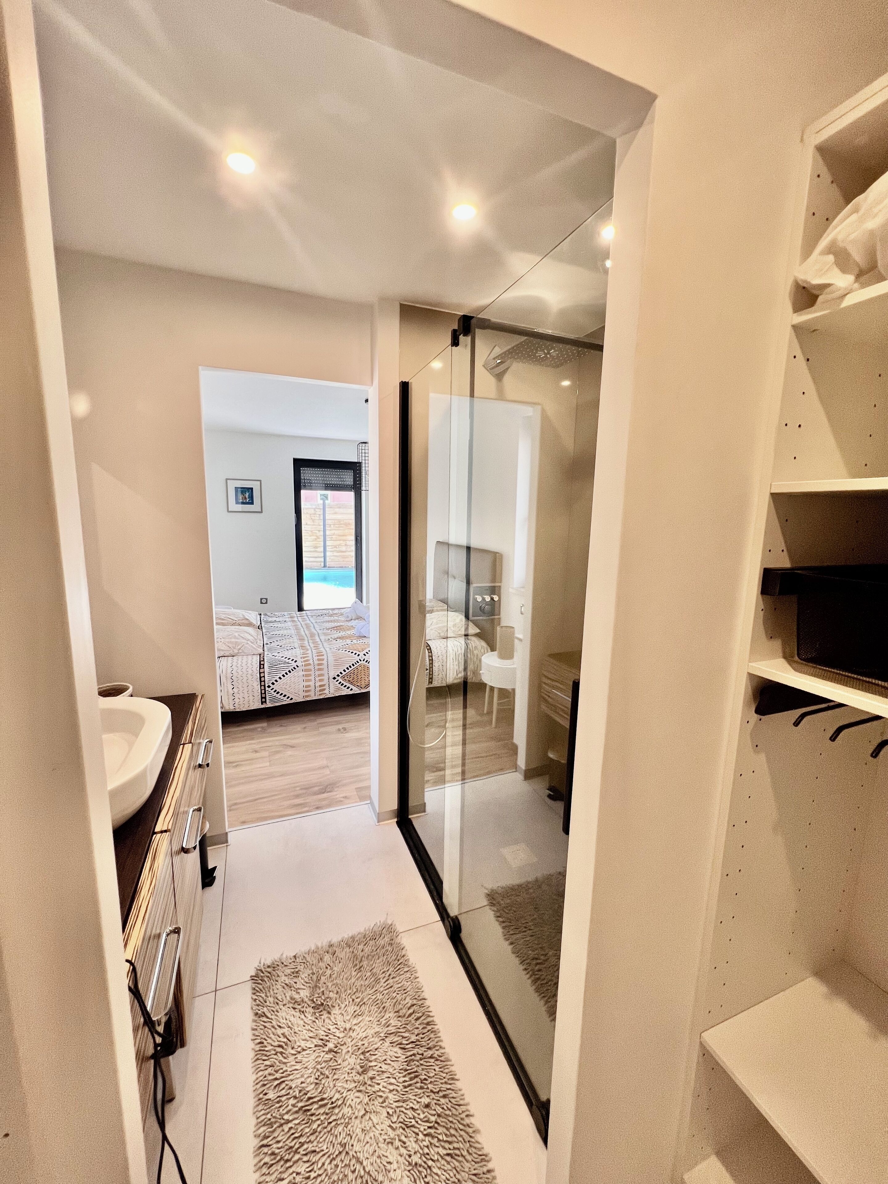 5 間睡房、書桌、隔音、熨斗/熨衫板