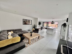 Smart TV, tenis de mesa y libros