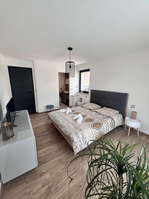 5 slaapkamers, een bureau, geluiddichte muren