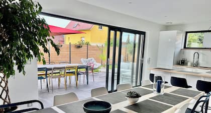 VILLA 5 CHAMBRES 13 PERSONNES
Piscine bain nordique billard salle de sport .