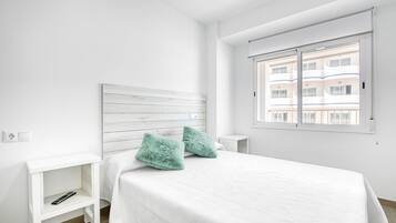 1 dormitorio, tabla de planchar con plancha, wifi y ropa de cama