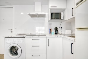 Cafetera o tetera, frigorífico, microondas y placa de cocina