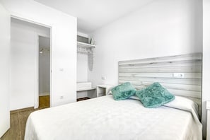 1 dormitorio, tabla de planchar con plancha, ropa de cama
