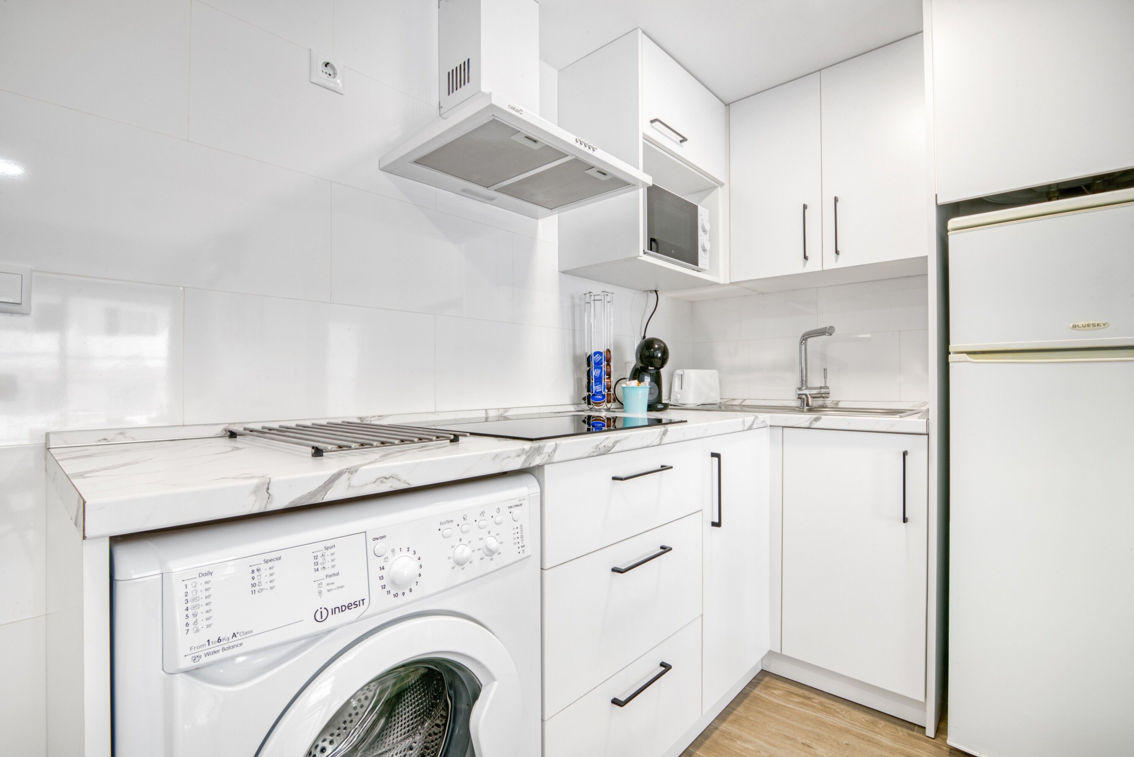 Coffee/tea maker, fridge, microwave, stovetop