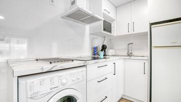 Coffee/tea maker, fridge, microwave, stovetop