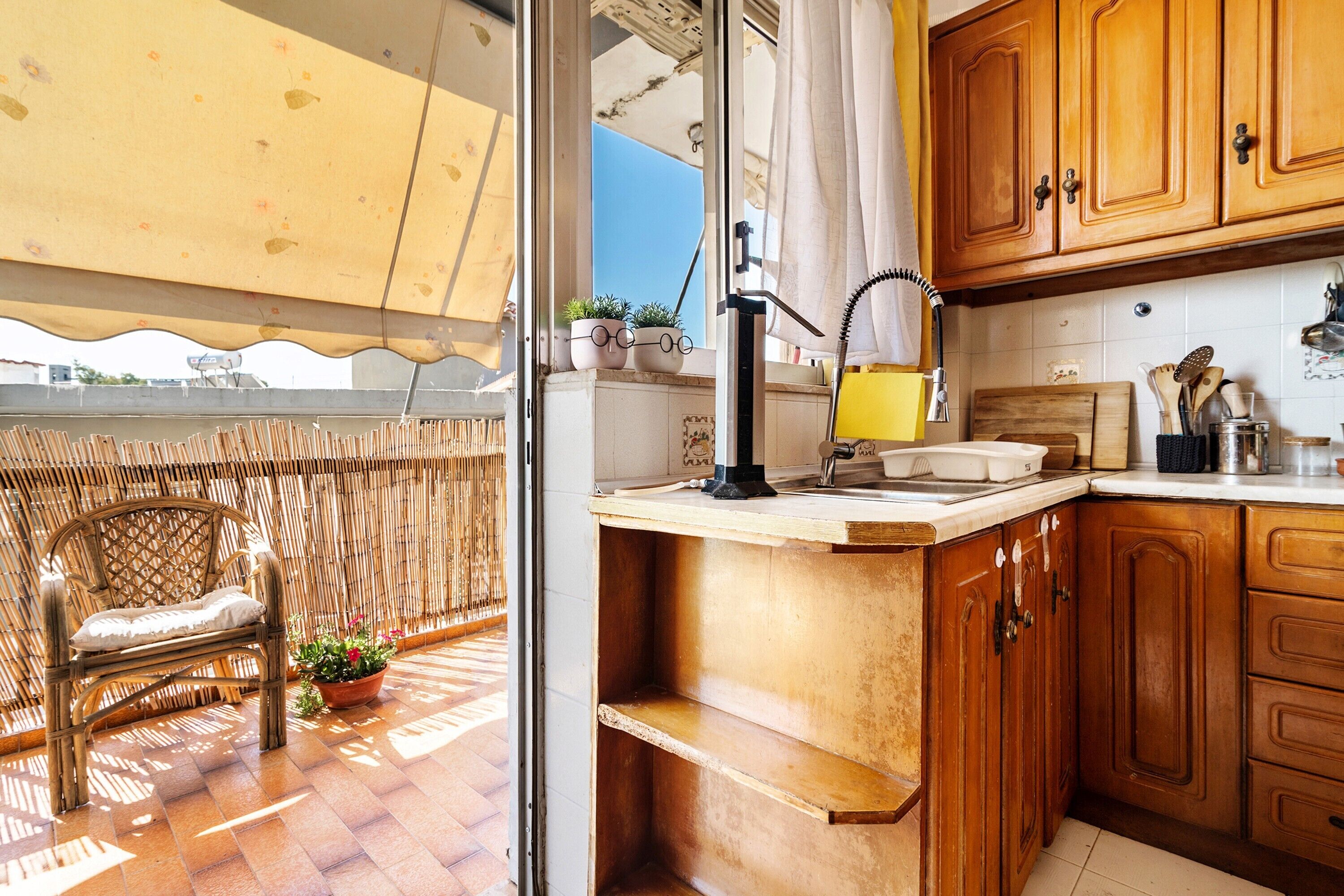 Fridge, stovetop, dishwasher, coffee/tea maker