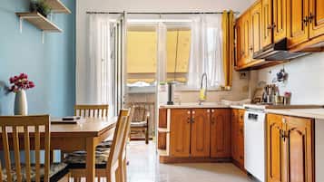 Fridge, stovetop, dishwasher, coffee/tea maker