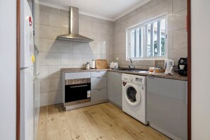 Fridge, microwave, oven, stovetop - Holiday Home 'Bettencourt House' with Private Terrace, Private Garden and Wi-Fi (Santa Cruz da Graciosa)