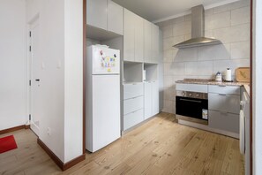 Fridge, microwave, oven, stovetop - Holiday Home 'Bettencourt House' with Private Terrace, Private Garden and Wi-Fi (Santa Cruz da Graciosa)