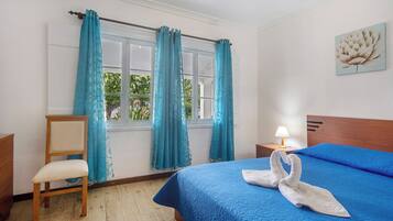 3 slaapkamers, een strijkplank/strijkijzer, gratis wifi, beddengoed