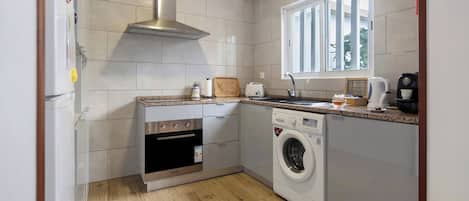 Een koelkast, een magnetron, een oven, een kookplaat
