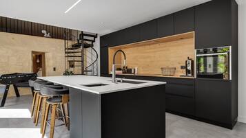 Coffee/tea maker, fridge, microwave, oven