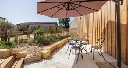 Villa 'Piscine Balnéo Saint Emilion' with Private Pool, Wi-Fi, and Air Conditioning