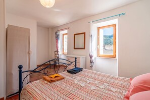 2 bedrooms, iron/ironing board, free WiFi