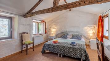 2 bedrooms, iron/ironing board, free WiFi