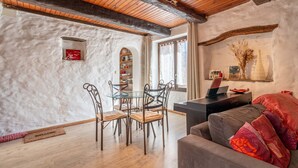 Una habitación acogedora con una mesa de comedor, sillas, un sofá y una chimenea.