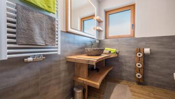 Dusche, Haartrockner, HandtĂŒcher