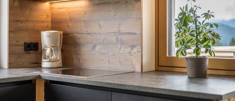 Kjøleskap, mikrobølgeovn, kokeplater og oppvaskmaskin