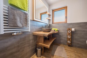 Ducha, secador de pelo, toallas