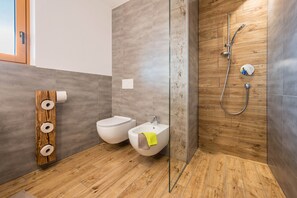 Shower, hair dryer, towels - Holiday Apartment "Forchnerhof Apt 1" with Mountain View, Private Terrace & Wi-Fi (Terenten)